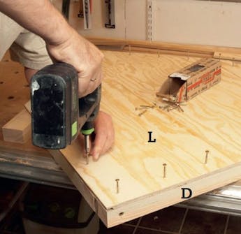 Hundkoja vinterbonad: Fäst gavelskivorna Hundkoja vinterbonad: Fäst gavelskivorna